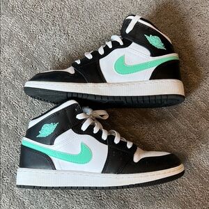 *WORN ONCE* boys Nike Jordan 1 Black/ White/ glow green Sneakers